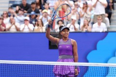 穆里尼奥VAR判罚怒摔话筒：争议事件震惊球迷